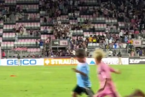 巨星时刻！多角度还原爱德华兹逆天绝平三分 约基奇丢绝杀进入加时（高光瞬间：全景回放爱德华兹神奇压哨三分扳平，约基奇绝杀未进拖入加时）