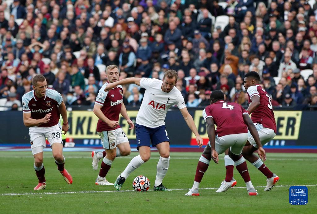 湖人队再现昔日辉煌，狂抢24个前场板创佳绩（湖人再现辉煌，豪夺24个前场篮板缔造佳绩）